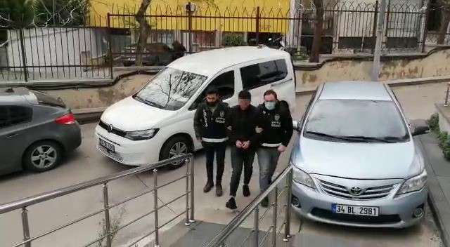 Üsküdar'da yıkım çalışmaları sırasında çatıya silahla çıkan bir kişi gözaltına alındı.