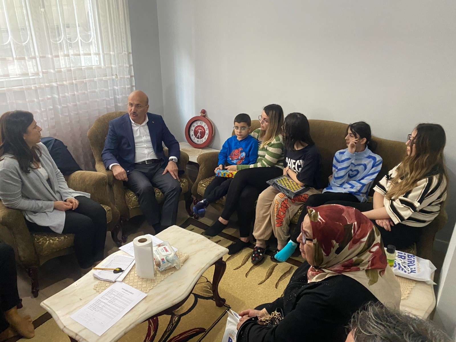 AK PARTİ MİLLETVEKİLİ ADAYI ORHAN NARİN'DEN DEPREMZEDE AİLEYE ZİYARET NARİN: "DEVLETİMİZ İLK GÜNDEN BERİ DEPREMZEDE AİLELERİN YANINDA"