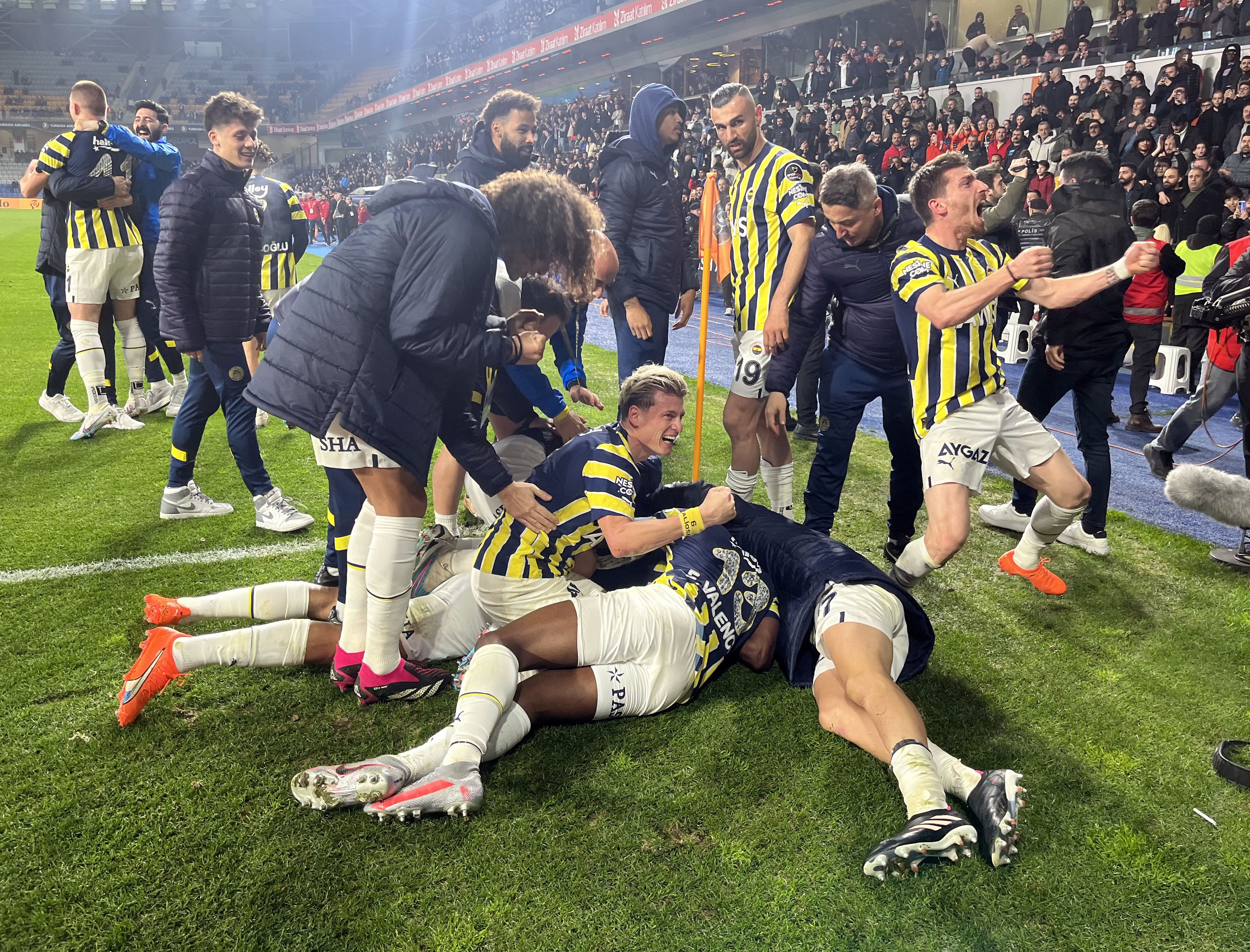 Fenerbahçe, deplasmanda oynadığı maçta Medipol Başakşehir'e karşı geriye düşmesine rağmen Joao Pedro'nun golleriyle maçı 2-1 kazandı.