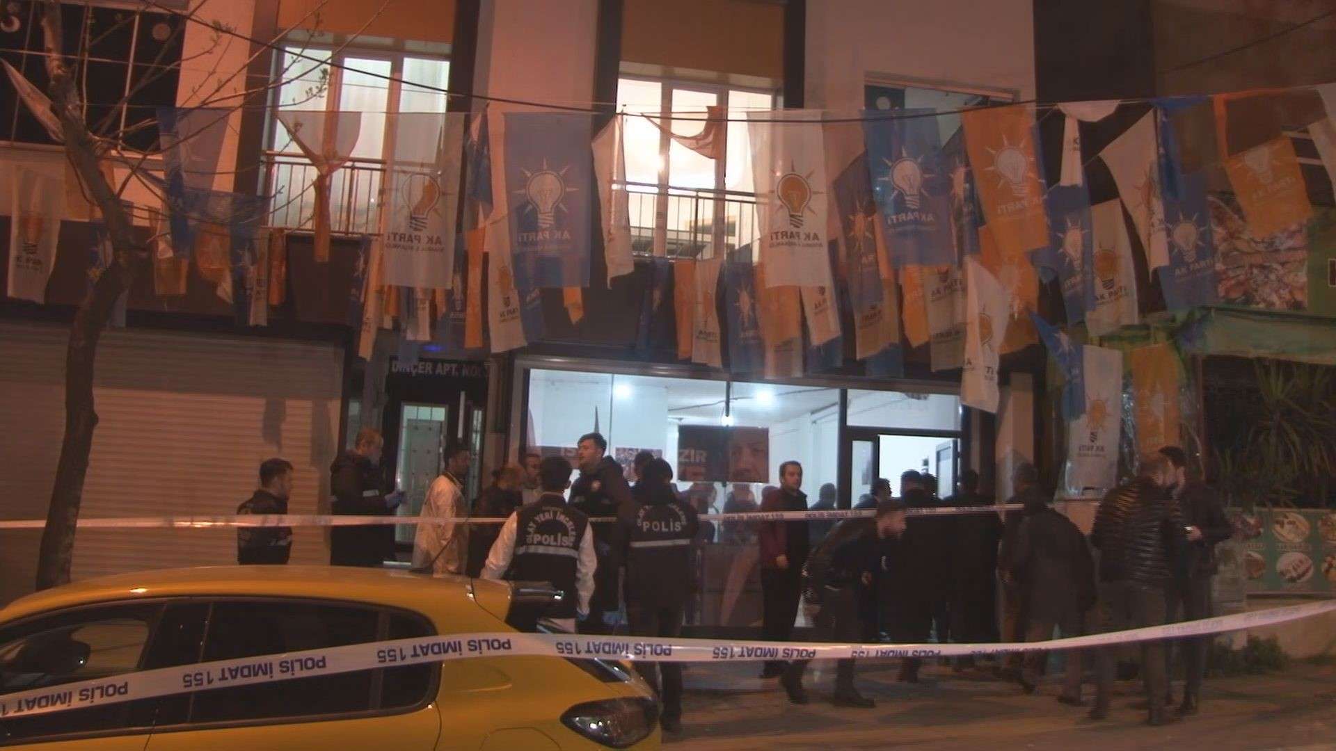 Bahçelievler'deki AK Parti seçim bürosu, dün akşam saat 22:15 sıralarında kimliği belirsiz kişiler tarafından silahlı saldırıya uğradı.