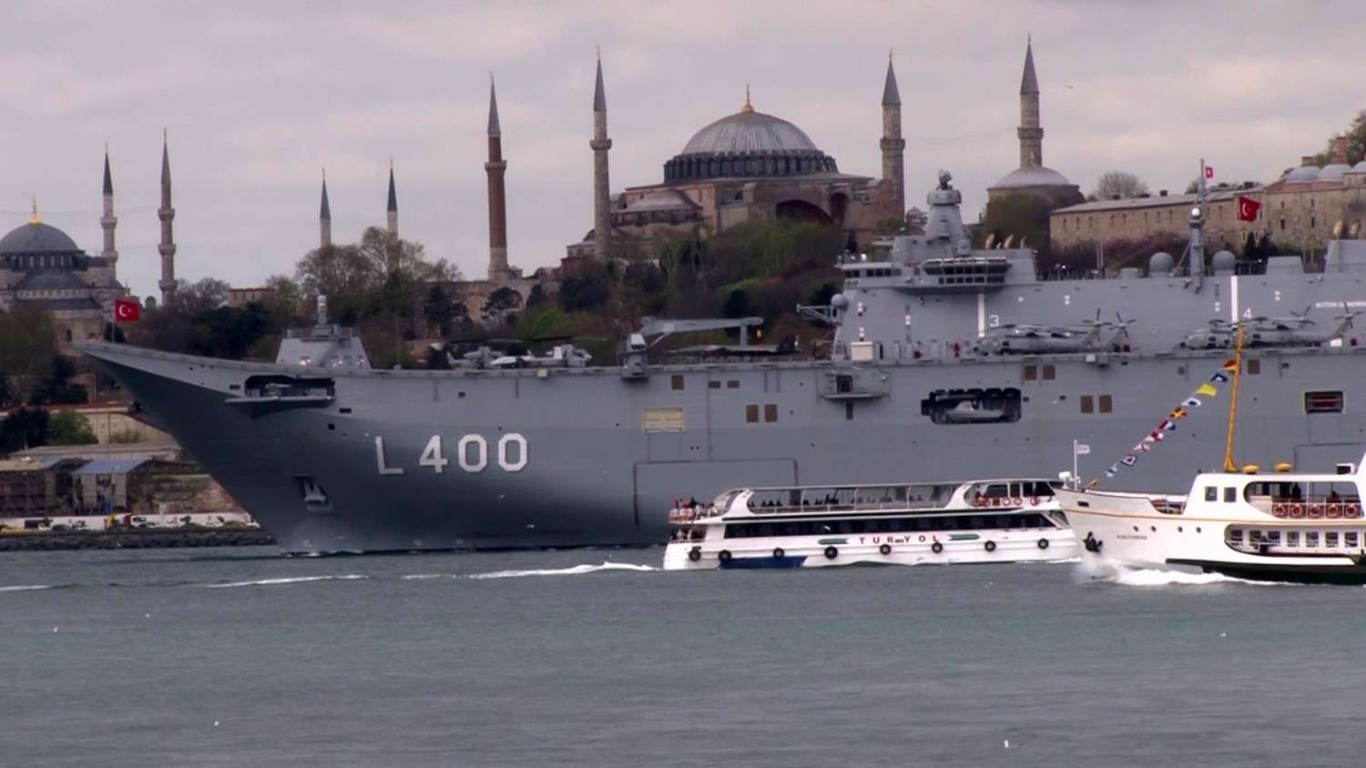 Sarayburnu'nda vatandaşların ziyaretine açılan dünyanın ilk SİHA gemisi TCG Anadolu, demir aldı. TCG Anadolu, bir süre İstanbul Boğazı'nda seyretti.