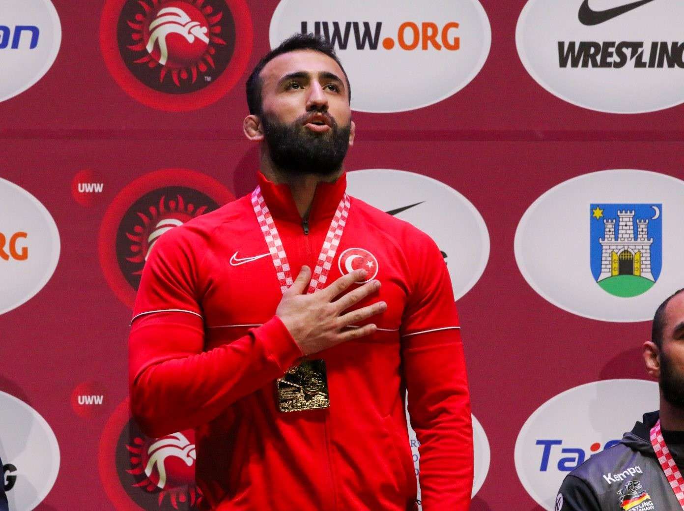 Büyükler Avrupa Güreş Şampiyonası'nda grekoromen stil 82 kiloda altın madalya kazanan Burhan Akbudak, Kahramanmaraşlı olarak madalyasını depremzedelere armağan etti.