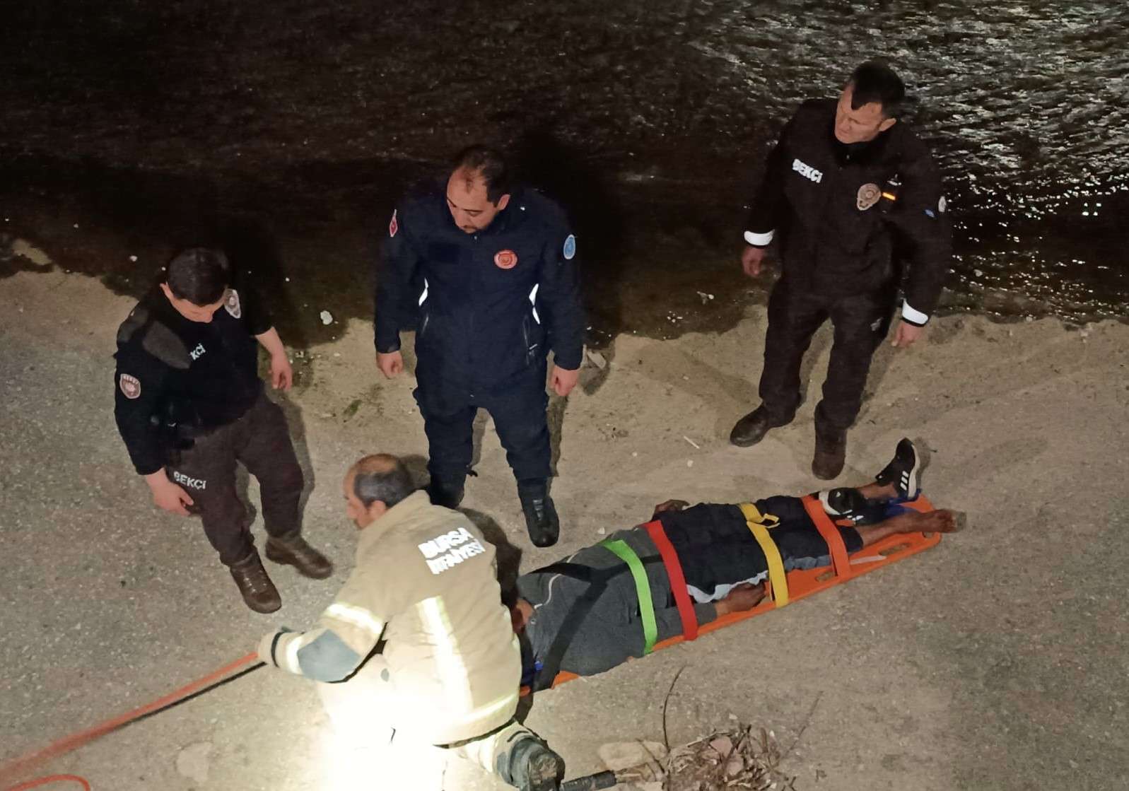 BURSA'DA HIRSIZLIK SUÇUNDAN ARANAN ŞAHIS, BEKÇİLERDEN KAÇARKEN DEREYE ATLADI