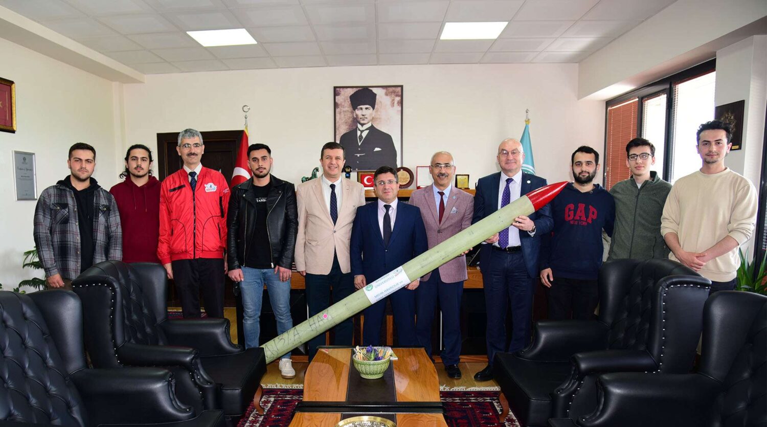 Balıkesir Üniversitesi (BAÜN) Rektörü Prof. Dr. Yücel Oğurlu, Havacılık, Uzay ve Teknoloji Festivali'nde kendi kategorilerinde finale kalma başarısı gösteren Balıkesir Üniversitesi takımlarını makamında kabul etti. BAÜN'lü öğrenciler TEKNOFEST'te uzaya roket fırlatacak. Elektrikli araç yarışlarında 2 takım, roket yarışmasında 1 takım finale kaldı Rektör Prof. Dr. Yücel Oğurlu, TEKNOFEST 2023’te Balıkesir Üniversitesini, Uluslararası Efficiency Challenge elektrikli araç yarışlarında temsil eden ROTEK CAR Takımı ile Uluslararası Elektrik Elektronik Mühendislik Topluluğu (IEEE) Öğrenci Topluluğu ve TEKNOFEST roket yarışmasında temsil eden Misya Havacılık ve Uzay Teknolojileri Topluluğu Roket Takımı üyeleri ile Rektörlük makamında bir araya geldi. Türkiye’nin ilk ve tek havacılık, uzay ve teknoloji festivalinde finale kalan öğrencileri tebrik eden Rektör Prof. Dr. Yücel Oğurlu, öğrencilerin başarılarıyla gurur duyduklarını belirtti. Gerçekleşen ziyarette, öğrenciler de kendilerine verdiği destekler ve ilgileri dolayısıyla Balıkesir Üniversitesi Rektörü Prof. Dr. Yücel Oğurlu’ya teşekkür etti. Balıkesir Üniversitesi Sağlık, Kültür ve Spor Daire Başkanlığı bünyesinde faaliyet gösteren Milli Savunma ve Teknoloji Topluluğu ile Robot Topluluğu'ndan oluşan ROTEK CAR Takımı, başta motor ve batarya dengeleme sistemi olmak üzere birçok parçasının yerli olarak üretildiği araçları ile şasi ve gövde sayesinde yarış alanının en hafif araçlarından biri olma yolunda ilerleyen Balıkesir Üniversitesi Uluslararası Elektrik Elektronik Mühendislik Topluluğu da ürettikleri araçla 25-29 Nisan tarihlerinde yapılacak olan 2023 yılı Uluslararası Efficiency Challenge elektrikli araç yarışlarında Balıkesir Üniversitesini temsil edecekler. TEKNOFEST roket yarışmasında finale kalan Balıkesir Üniversitesi Elektrik-Elektronik, Makine ve Bilgisayar Mühendisliği öğrencilerinden oluşan Misya Havacılık ve Uzay Teknolojileri Topluluğu Roket Takımı'nın da Bilgisayar Mühendisliği TEKNOFEST laboratuvarında ürettikleri mekanik parçalar, aviyonik devreler ve kompozit gövdeden oluşan roketinin atışı 27 Nisan 2023 tarihinde Aksaray’da gerçekleştirilecek.