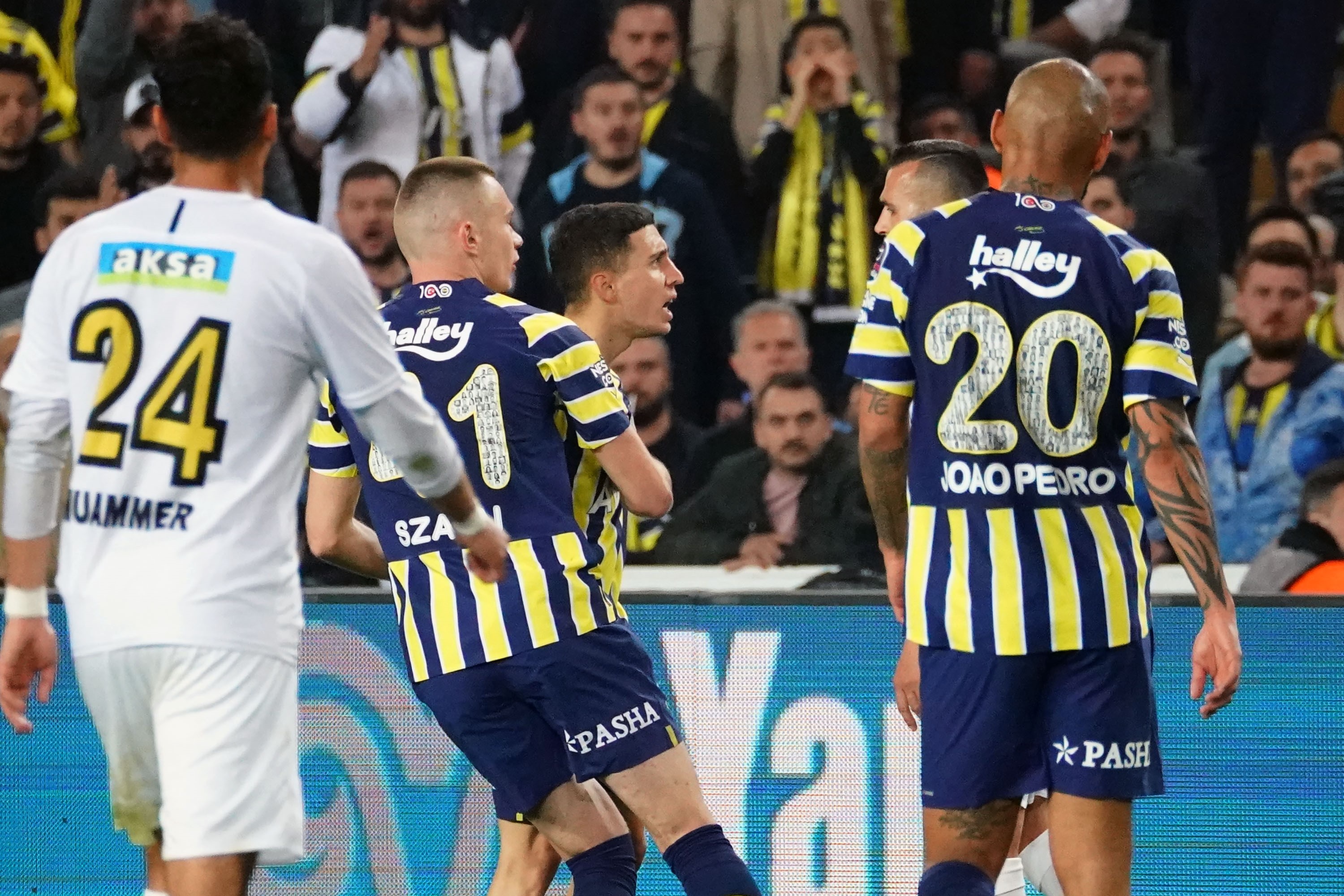 Emre Mor, İstanbulspor maçında sarı kart görerek, gelecek hafta oynanacak olan Sivasspor maçında cezalı duruma düştü.
