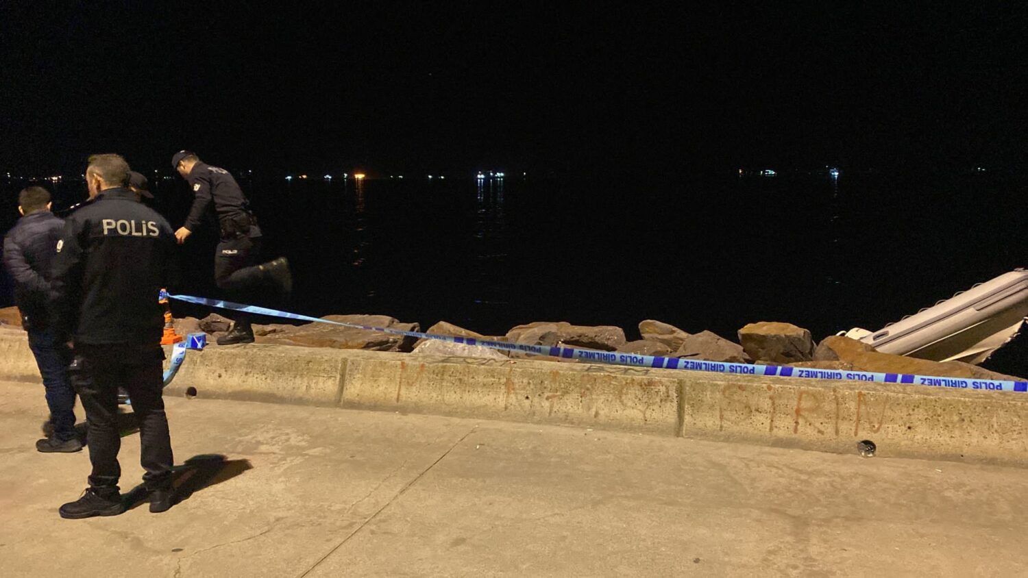 Kartal açıklarında bottan denize düşen 2 kişiden biri kurtarılarak hastaneye kaldırılırken diğer kişiyi arama çalışmaları sürüyor.