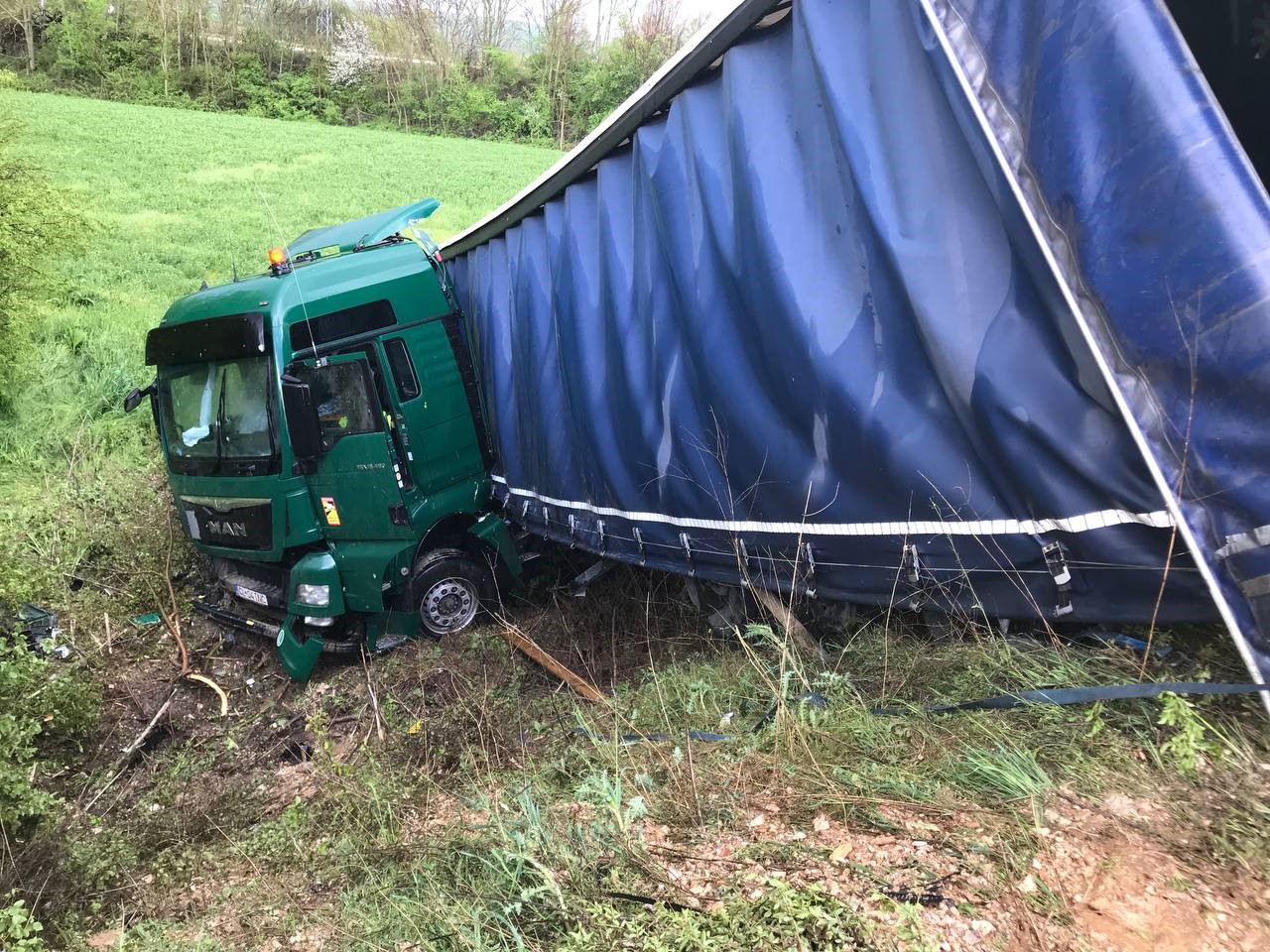 EDİRNE'DE KAYGANLAŞAN YOLDA TIR TARLAYA UÇTU: 1 YARALI