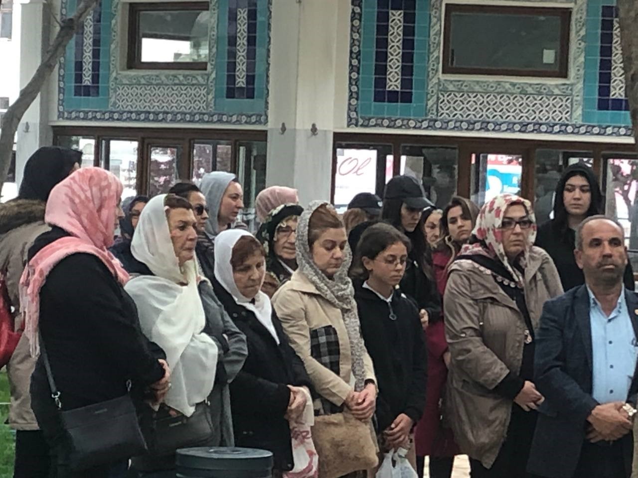 ÜNLÜ OYUNCU HANDE ERÇEL BANDIRMA'DA DEDESİNİN CENAZESİNE KATILDI