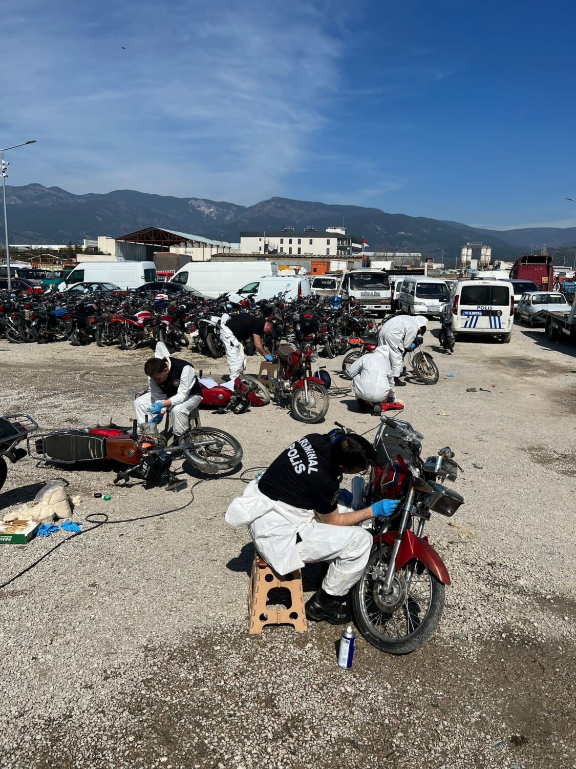 MOTOR VE ŞASİ NUMARALARI SİLİNEN ÇALINTI MOTOSİKLETLER KRİMİNAL ÇALIŞMA İLE SAHİPLERİNE TESLİM EDİLİYOR
