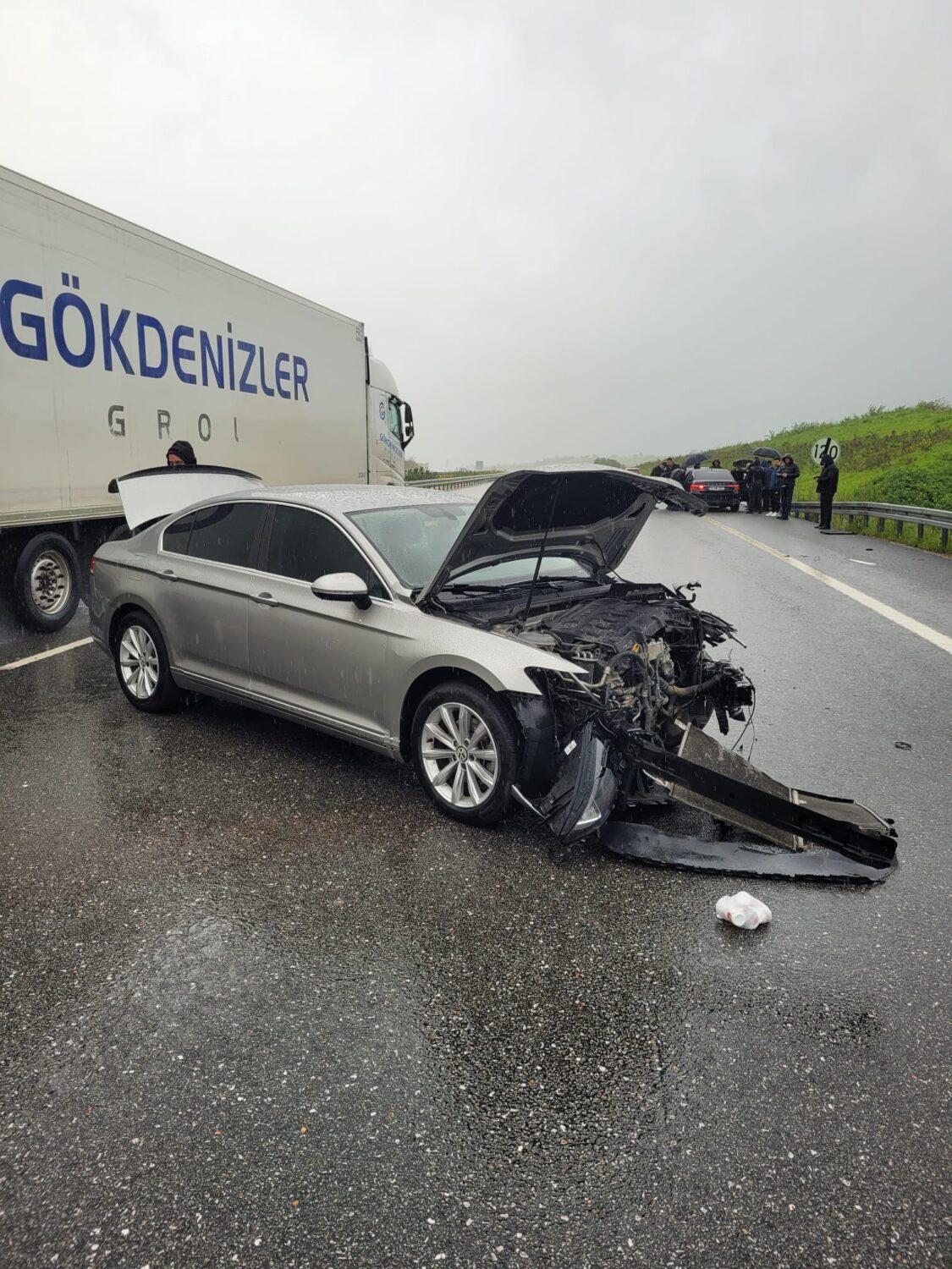 AK Parti Balıkesir Milletvekili Mustafa Canbey, Balıkesir'in Gönen ilçesinde bir programa giderken Susurluk ilçesi yakınlarında trafik kazası geçirdi. AK Partili Mustafa Canbey'in de aralarında olduğu 4 kişi, İstanbul-İzmir Otoyolu'nun Susurluk mevkiinde geçirdikleri kazadan yara almadan kurtuldu. Otoyolun Susurluk mevkiinde seyreden Ö. A. idaresindeki 09 HB 313 plakalı otomobil, su birikintisine girmesi sonucu aynı yöne giden A. K.'nın kullandığı 35 SS 645 plakalı otomobille çarpıştı. Gönen ilçesindeki seçim çalışması programı için yola çıkan milletvekili Canbey'in de bulunduğu Mahmut Ala yönetimindeki 34 FIN 296 plakalı otomobil ise bu kazanın meydana geldiği bölgeye yaklaşırken kontrolden çıkarak yol kenarındaki bariyerlere çarptı. Kazayı yara almadan atlatan Canbey, şoförü Ala ve ekibinden diğer 2 kişi, tedbir maksatlı Balıkesir Atatürk Şehir Hastanesi'ne götürüldü. Bölgede bir süre kontrollü sağlanan trafik, kazaya karışan araçların yoldan kaldırılmasıyla normale döndü.