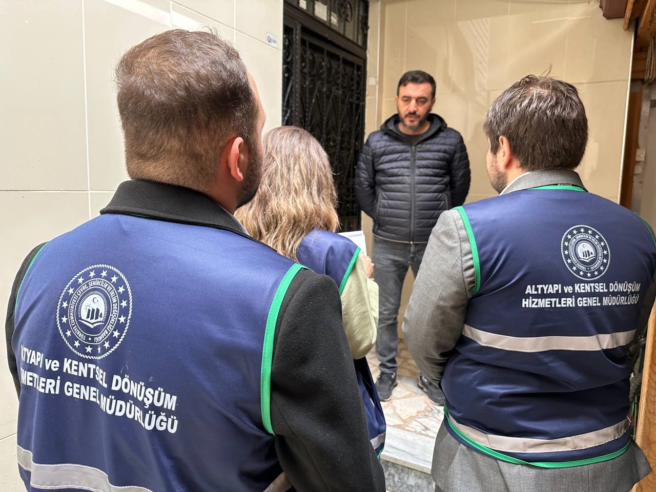 BAKAN KURUM: "YARISI BİZDEN" KAMPANYAMIZA BAŞVURUSU YAPILAN KONUTLARI İNCELEMEYE BAŞLADIK "BAŞVURUYU ALIYORUZ, EKİPLERİMİZİ YÖNLENDİRİYORUZ, BAŞVURU YAPILAN BİNAYA GİDİP TESPİT YAPIYORUZ, BİNADA 2/3 ÇOĞUNLUK SAĞLANIRSA RİSKLİ KONUTLARINIZI TOKİ İLE DÖNÜŞTÜRÜYORUZ"