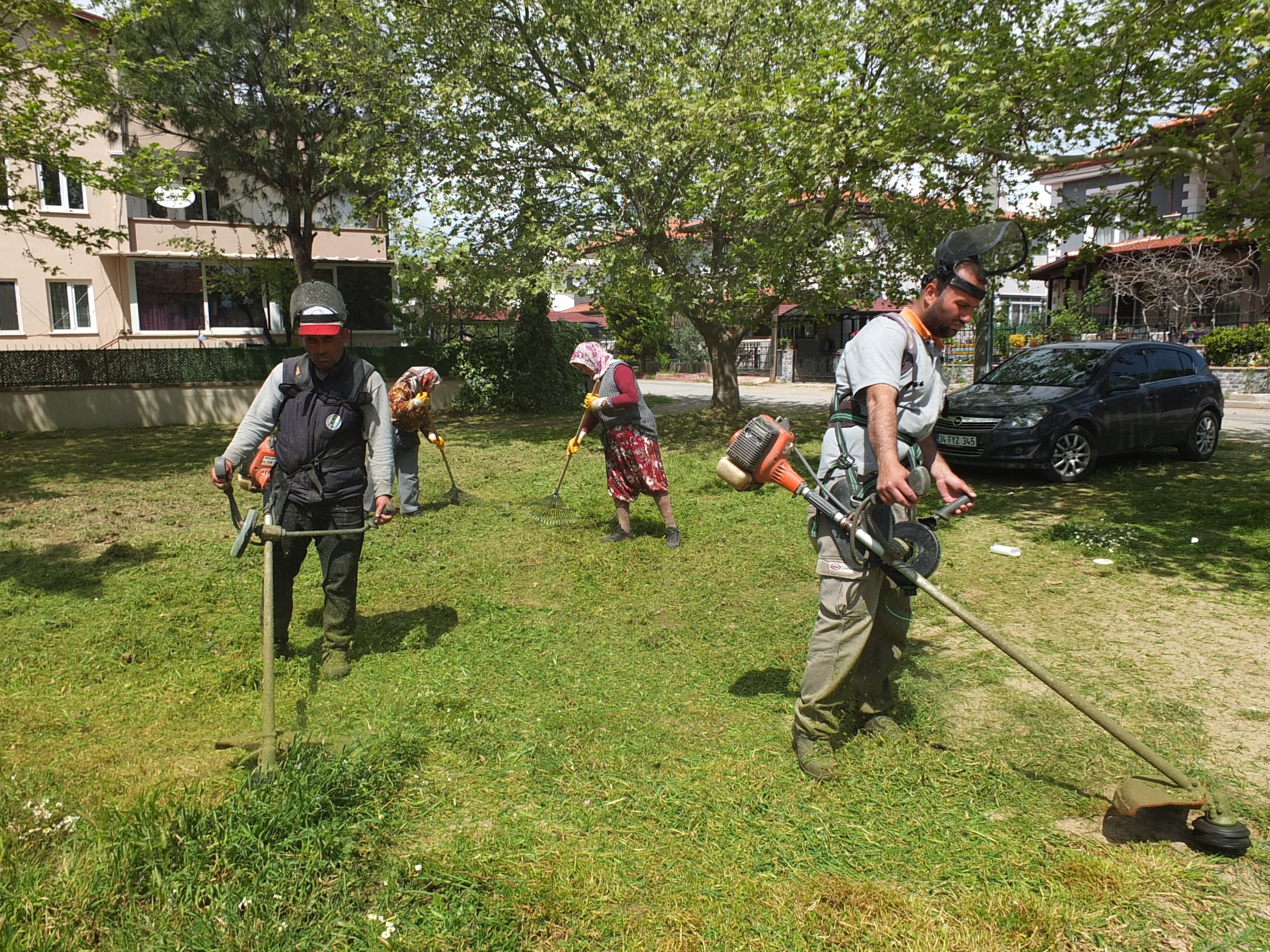 BURHANİYE'DE OT TEMİZLEME TİMİ GÖREV BAŞINDA