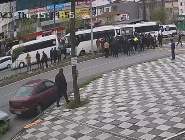 İŞÇİ SERVİSİNİN ÇARPTIĞI ÇOCUK AĞIR YARALANDI: O ANLAR KAMERAYA YANSIDI