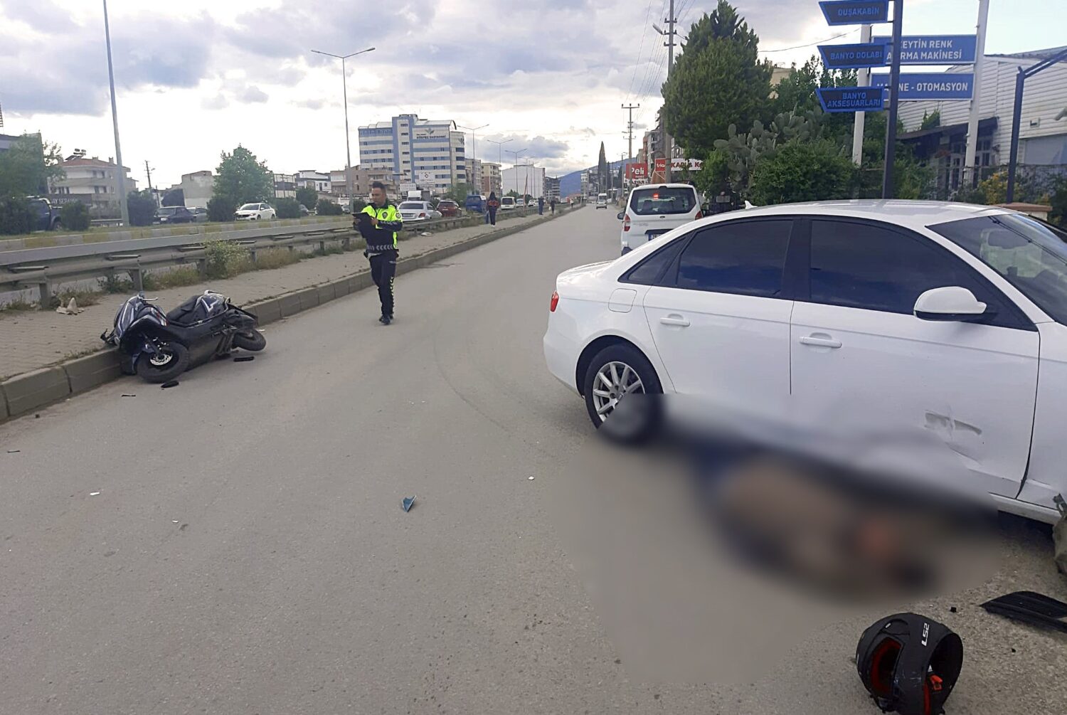 MOTOSİKLET OTOMOBİL İLE ÇARPIŞTI MOTOSİKLET SÜRÜCÜSÜNÜN AĞIR YARALANDIĞI KAZA, GÜVENLİK KAMERASINA YANSIDI