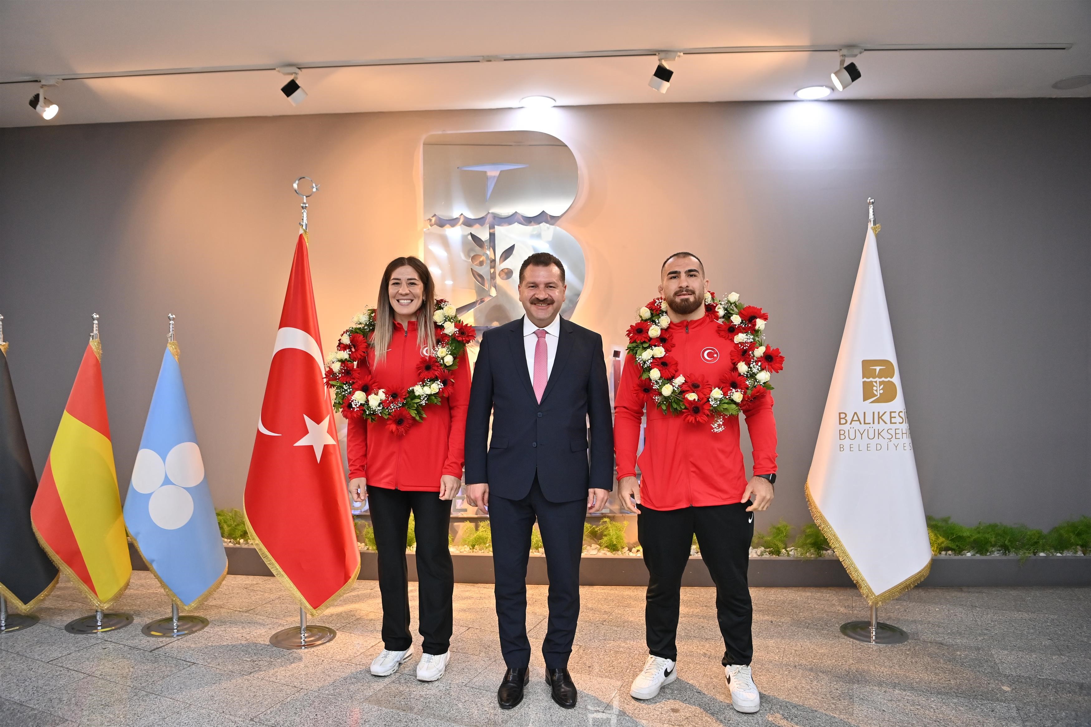 MİLLİ GÜREŞÇİLER, BELEDİYE MECLİSİ'NDE ÖDÜLLENDİRİLDİ