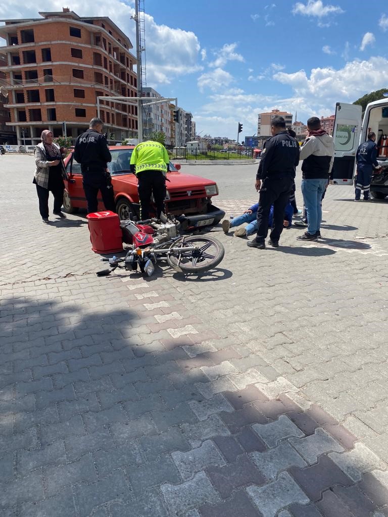 BALIKESİR'DE OTOMOBİL İLE MOTOSİKLET ÇARPIŞTI: 1 YARALI