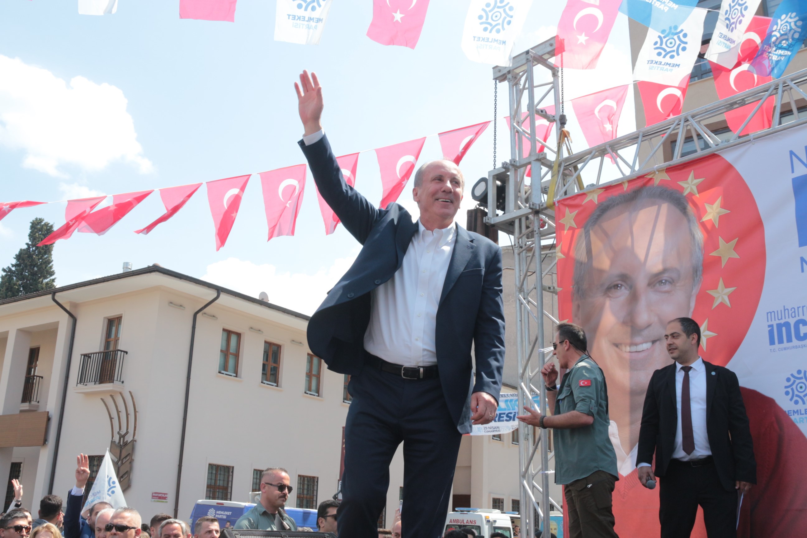 13'NCÜ CUMHURBAŞKANI ADAYI MUHARREM İNCE BALIKESİR'DEN SESLENDİ: "TERÖR KİMİ DESTEKLİYORSA ORADAN UZAK DURUN" "FETÖ VE PKK'YI DESTEKLEYEN PARTİYE OY VERMEYE VİCDANINIZ EL VERİYOR MU"