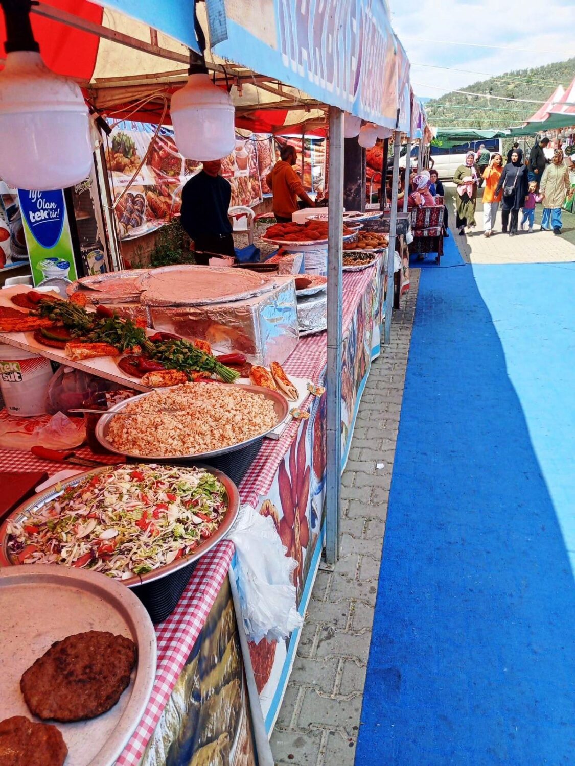 AYVALIK'TA DEPREMZEDE ESNAFLARDAN DAMAK LEZZETİ FESTİVALİ