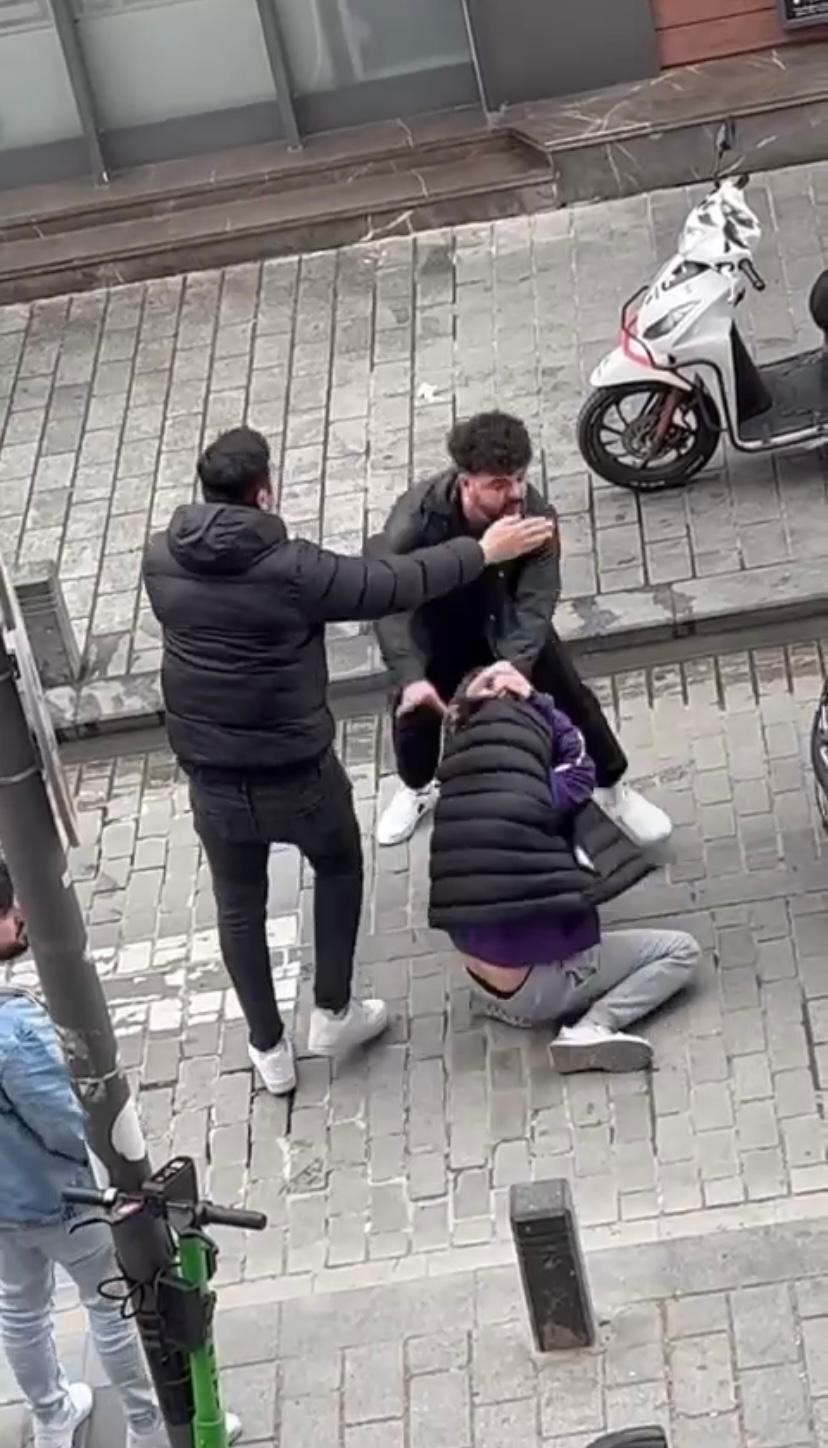 PENDİK'TE LAF ATMA KAVGASINDA SOSYAL MEDYA FENOMENİNİN TEKME VE YUMRUKLARI HAVADA UÇUŞTU