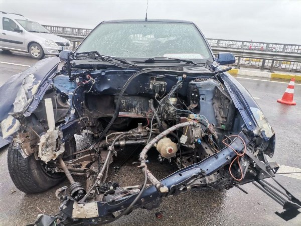 Bandırma'da meydana gelen trafik kazasında kaza yapan otomobilin motoru araçtan koparak yaklaşık 25 metre uzaklığa uçtu.