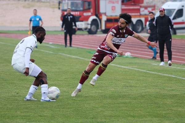 Spor Toto 1. Lig’in 33. haftasında Bandırmaspor, evinde konuk ettiği konuk ettiği Sakaryaspor'u 27'nci dakikada Saponjic, 36'ncı dakikada Sergen ve 90+2'de Tetteh'in kaydettiği gol ile sahadan 3-2 galip ayrıldı. Rakip Sakayaspor'un galleri ise 62'nci dakikada Donkar, 90+1'de ise Ümit Kurt kaydetti.