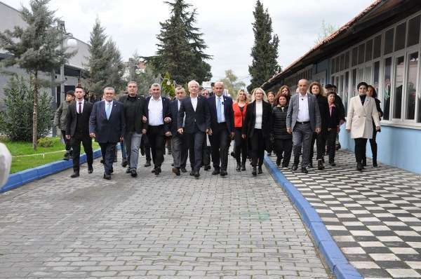 İYİ Parti Genel Başkanı Meral Akşener’in Başdanışmanı Turhan Çömez, Susurluklu vatandaşlarla bir araya geldi ve esnafa ziyarette bulunarak desteklerini istedi. Gördüğü yanlışlara sessiz kalmayacağının altını çizen Çömez, “Yazıklar olsun milletimizin imkânlarını istismar edenlere.” şeklinde konuştu.