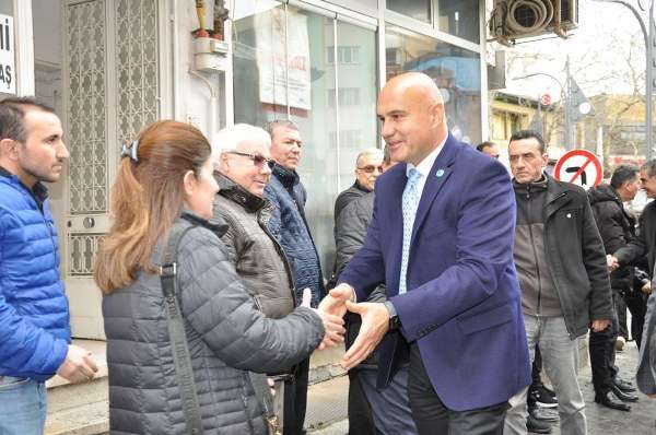 İYİ Parti Genel Başkanı Meral Akşener’in Başdanışmanı Turhan Çömez, Susurluklu vatandaşlarla bir araya geldi ve esnafa ziyarette bulunarak desteklerini istedi. Gördüğü yanlışlara sessiz kalmayacağının altını çizen Çömez, “Yazıklar olsun milletimizin imkânlarını istismar edenlere.” şeklinde konuştu.