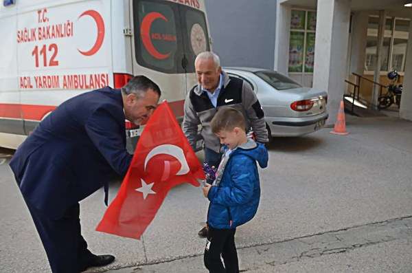 Ak Parti Bandırma İlçe Başkanı Mehmet Doğan 23 Nisan Ulusal Egemenlik ve Çocuk Bayramında Devlet Hastanesinde tedavisi devam eden çocuk hastaları ziyaret ederek bayramlarını kutladı.