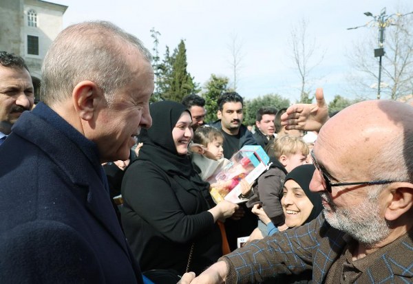 Cumhurbaşkanı Recep Tayyip Erdoğan, İstanbul'da tamamlanan toplu konut açılış töreninde konuştu. konuşmasının hedefinde 6'lı masa ve Kemal Kılıçdarolğlu bulunurken, masayı hedef alarak "Bunlar Pensilvanya'dan İcazet alıyorlar. Ama onlara asıl cevabı millet verecek" dedi.