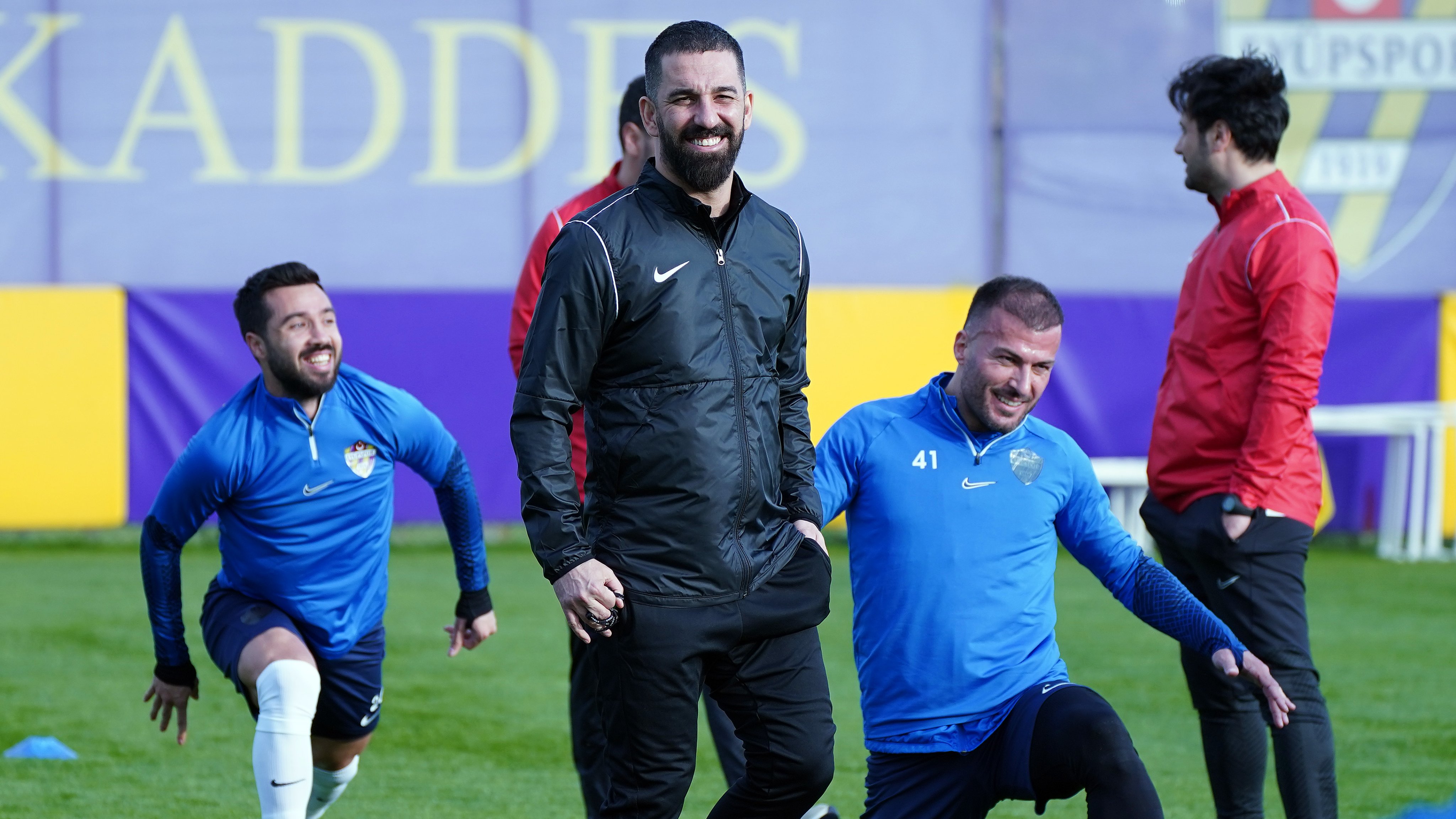 Spor Toto 1. Lig ekiplerinden Eyüpspor, Teknik Direktör Arda Turan ile ilk antrenmanını gerçekleştirdi.