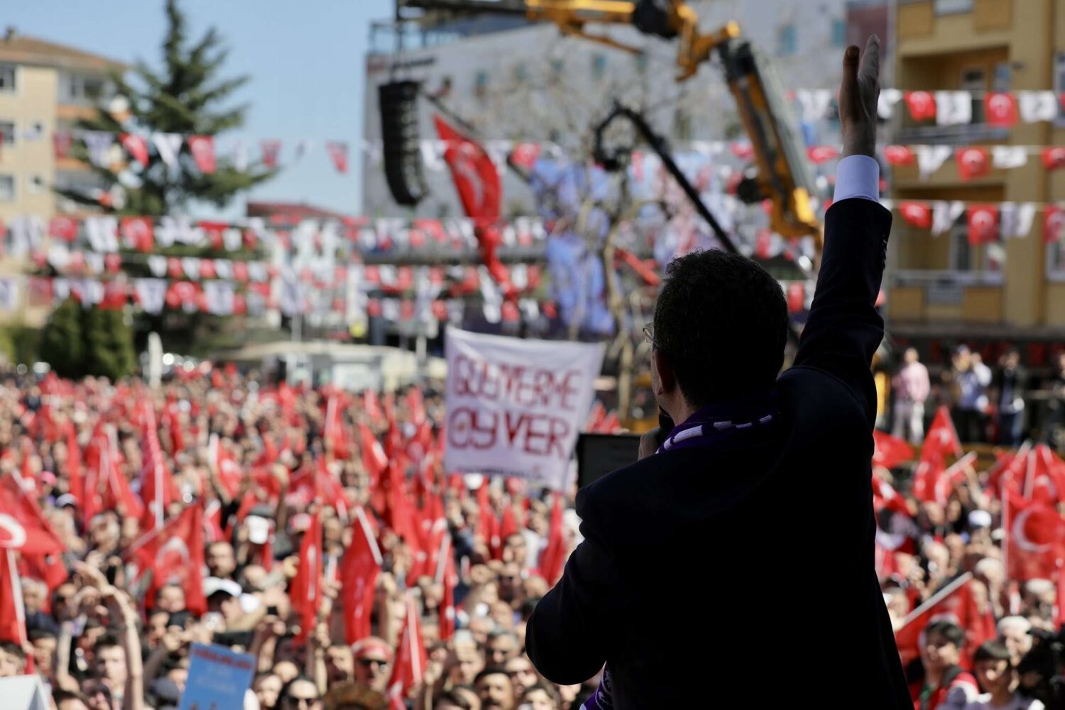 İstanbul Büyükşehir Belediye Başkanı Ekrem İmamoğlu, Giresun'da vatandaşlarla bir araya geldi. Konuşmasında, AK Parti'nin mülakat vaadini eleştiren İmamoğlu, "21 yıl sonra mı aklınıza geldi" diye sordu.