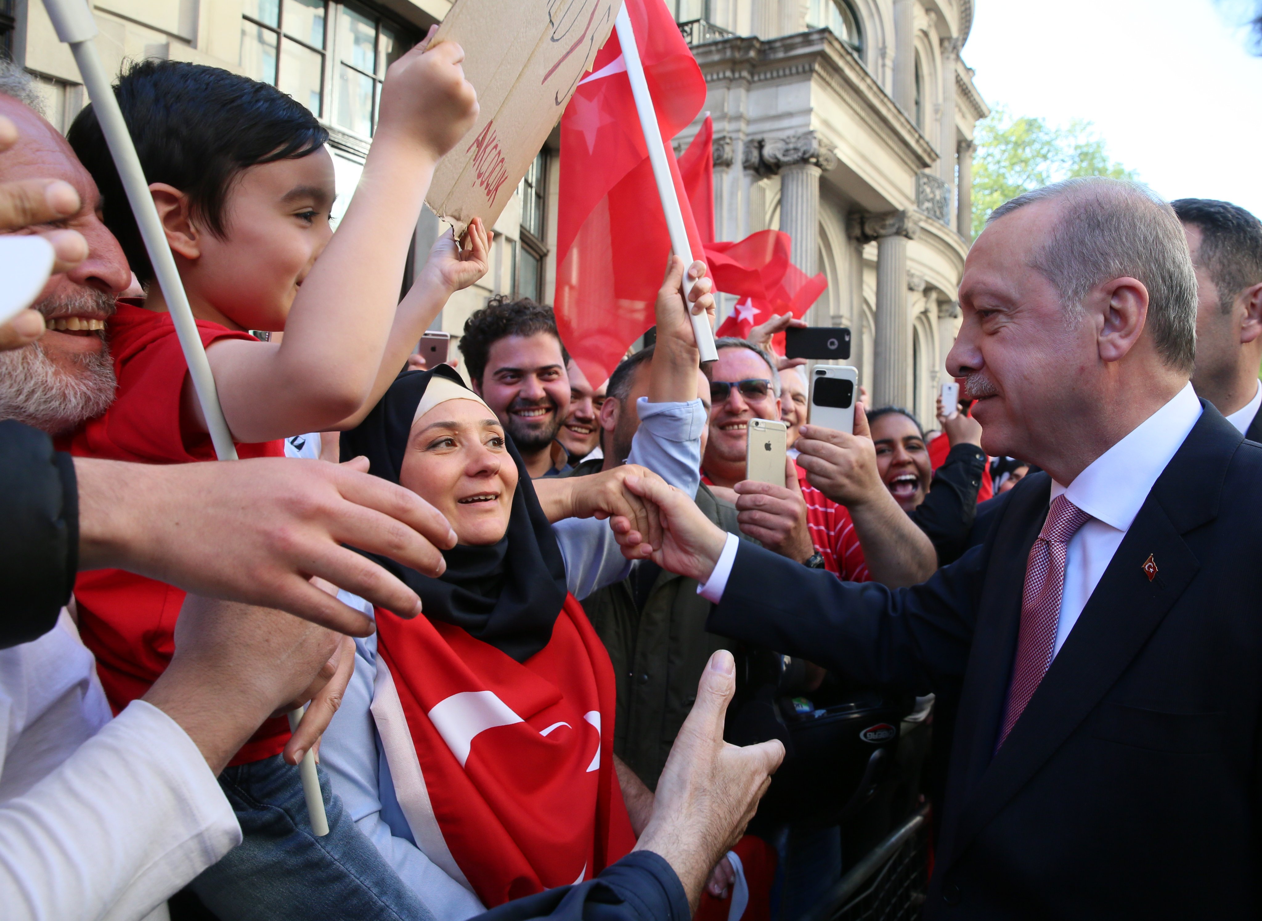 Cumhurbaşkanı Recep Tayyip Erdoğan sosyal medya hesabından yurt dışında yaşayan Türk vatandaşlar için gerçekleştirilecek projeleri paylaştı.