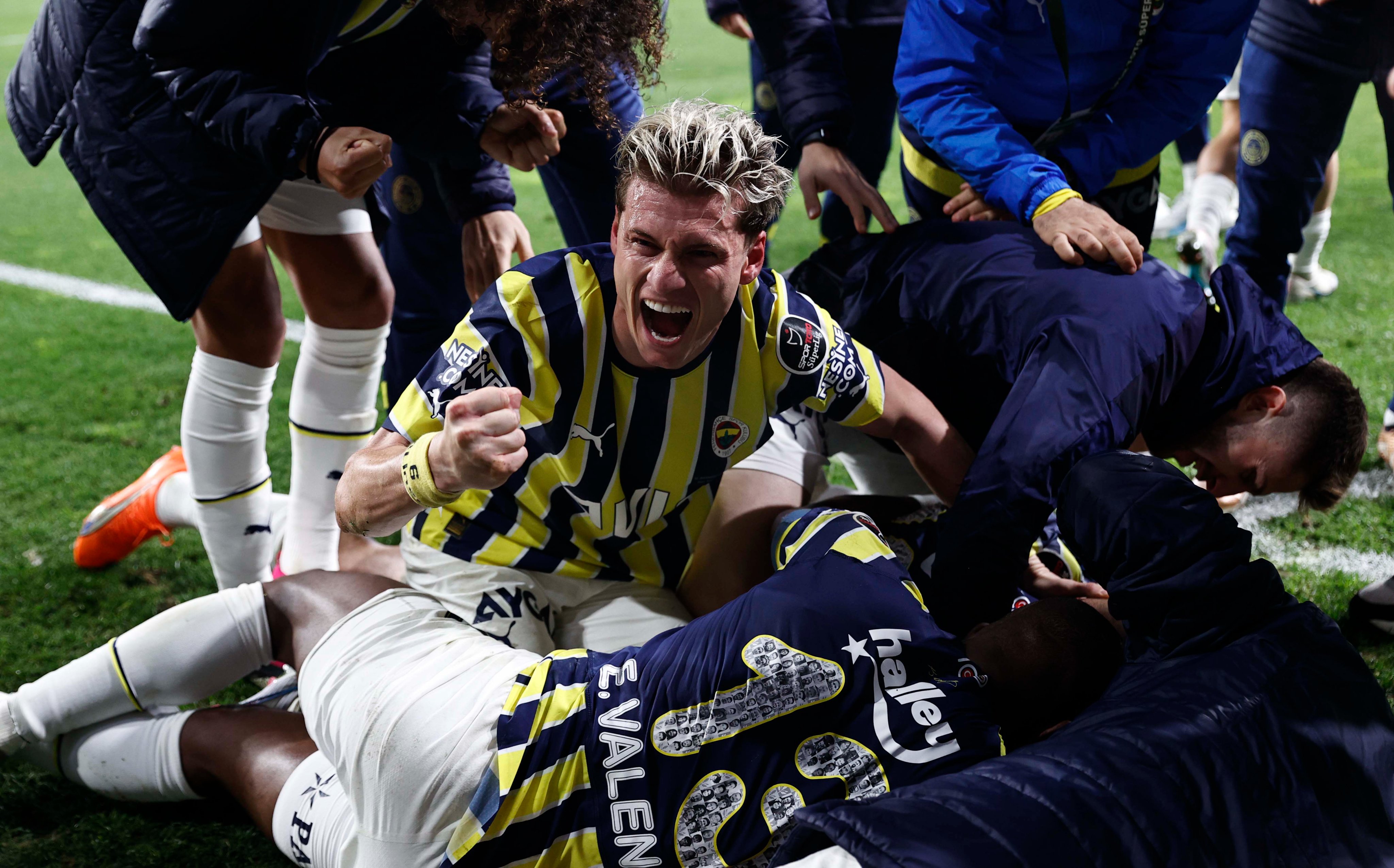Fenerbahçe'de taraftarların takıma olan inancının arttı. Kadıköy'de İstanbulspor ile oynanacak maç için satışa çıkan tüm biletler tükendi.