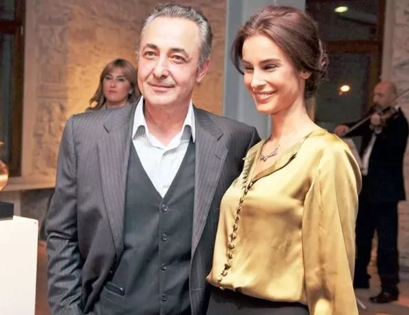 27 yıldır evli olan ve örnek çift olarak gösterilen Arzum Onan ve Mehmet Aslantuğ'un boşanacağı iddiaları gündeme düştü.