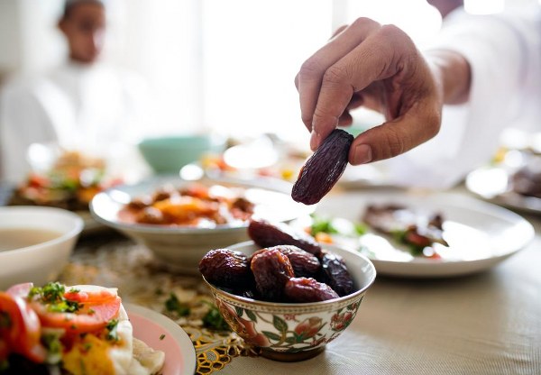 Ramazan ayı ile biirlikte iftar soralarında tüketilen tatlıya uzmandan dikkat çeken uyarı. Uzman Diyetisyen Seda Nasuhbeyoğlu, iftarda şerbetli tatlıların hemen tüketilmemesi gerektiğini ifade ederek bu esnada tüketilen tatlıların sindirim problemleri ve kan şekeri bozulmasına neden olabileceğini ifade etti.