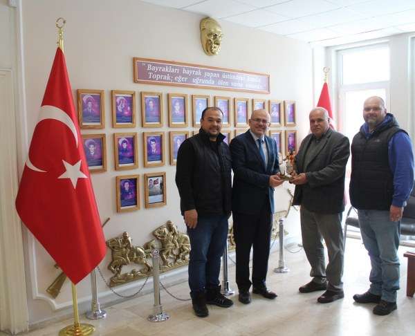 Susurluk Kaymakamı Muammer Köken, kendisine ziyarette bulunan Susurluk Esnaf Kefalet Kooperatifi Başkanı Mutallip Gider’le görüşerek, ilçe faaliyetleri hakkında bilgi aldı.