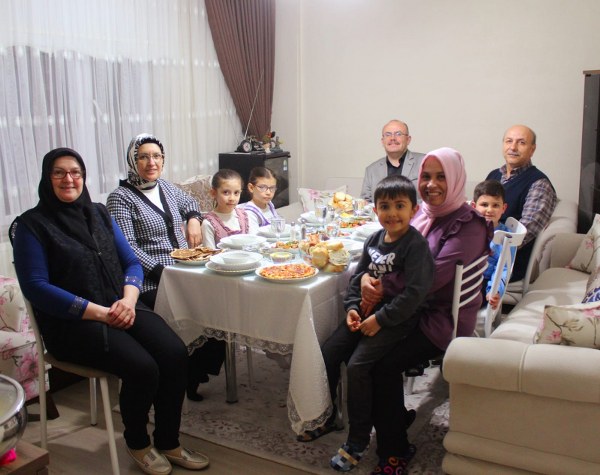Susurluk Kaymakamı Muammer Köken misafir olduğu koruyucu bir ailenin iftar davetinde, korunmaya muhtaç çocukların aile ortamına kavuşması için ‘Koruyucu Aileliğin’ yaygınlaşmasının gerektiğini belirtti.