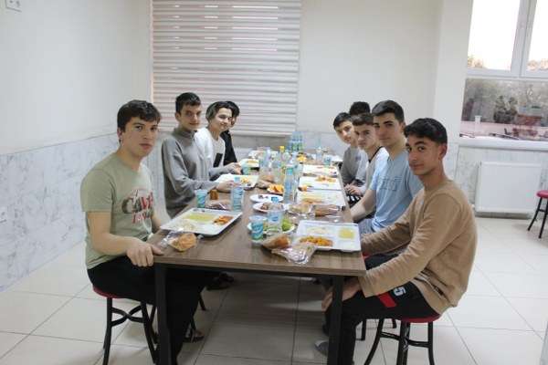 Susurluk Kaymakamı Muammer Köken, Susurluk Anadolu Lisesi pansiyonun da kalan öğrencilerle bir araya geldi. Köken, gerçekleştirilen iftar programında öğrencilere okumanın ve çalışkan olmanın öneminde bahsetti.