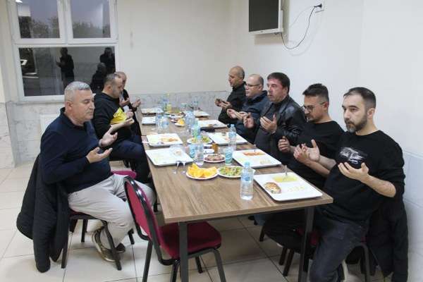 LİSELİ GENÇLERLE ORUÇ AÇTI
