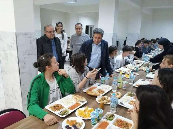 İl Millî Eğitim Müdürü Ali Tatlı, beraberinde İl Millî Eğitim Müdür Yardımcısı Mustafa Uras, İlçe Millî Eğitim Müdürü Sami Akoğlan ile birlikte Anadolu Lisesi Öğrenci Pansiyonunda kalan gençlerle bir araya gelerek, iftarlarını açtı. İftardan önce yurtta kalan öğrencilerle sohbet eden heyet, tüm öğrencilere hayırlı ramazanlar diledi.