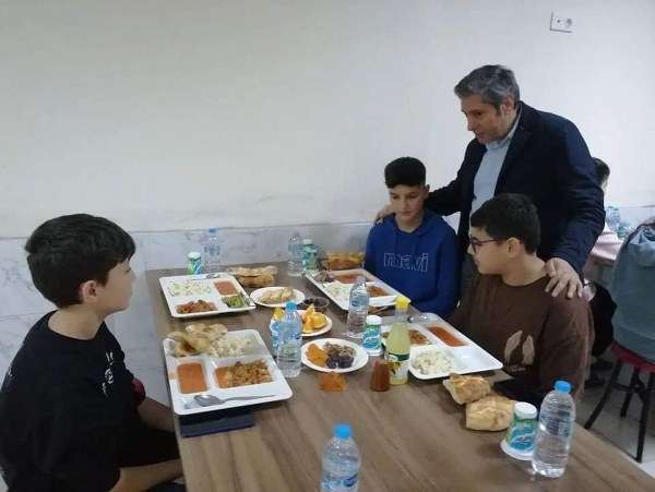 İl Millî Eğitim Müdürü Ali Tatlı, beraberinde İl Millî Eğitim Müdür Yardımcısı Mustafa Uras, İlçe Millî Eğitim Müdürü Sami Akoğlan ile birlikte Anadolu Lisesi Öğrenci Pansiyonunda kalan gençlerle bir araya gelerek, iftarlarını açtı. İftardan önce yurtta kalan öğrencilerle sohbet eden heyet, tüm öğrencilere hayırlı ramazanlar diledi.