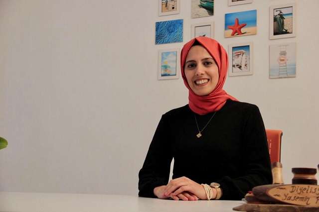 Diyetisyen Yasemin Polat, oruç tutmayı planlayan diyabetli hastaların mutlaka uzman bir doktor veya diyetisyen görüşü alarak test sonuçları ve kişisel sağlık durumlarına göre hareket etmesi gerektiğinin altını çizdi.