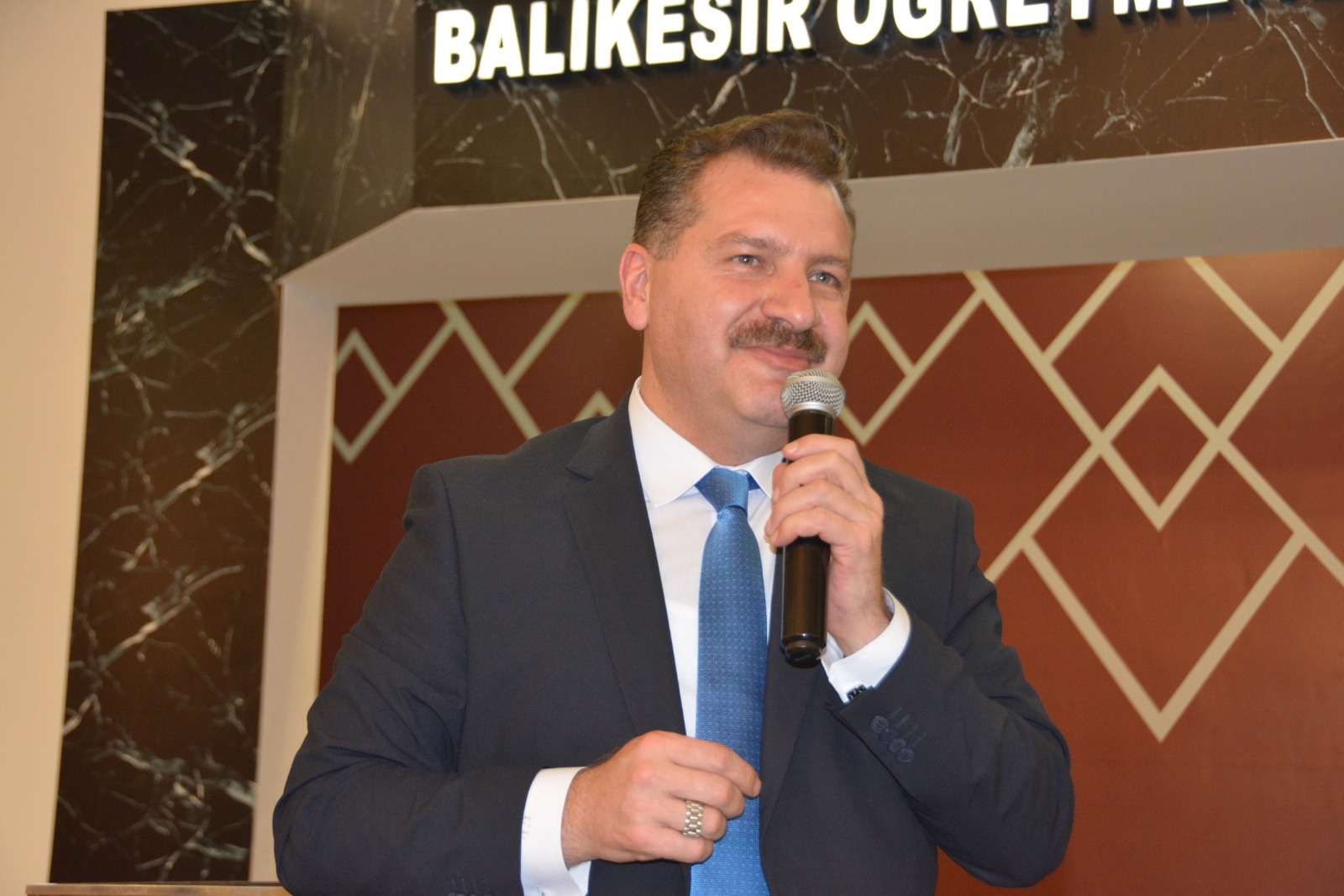 Balıkesir Ticaret Borsası’nın düzenlediği iftar yemeği, protokolü ve iş dünyasını bir araya getirdi.