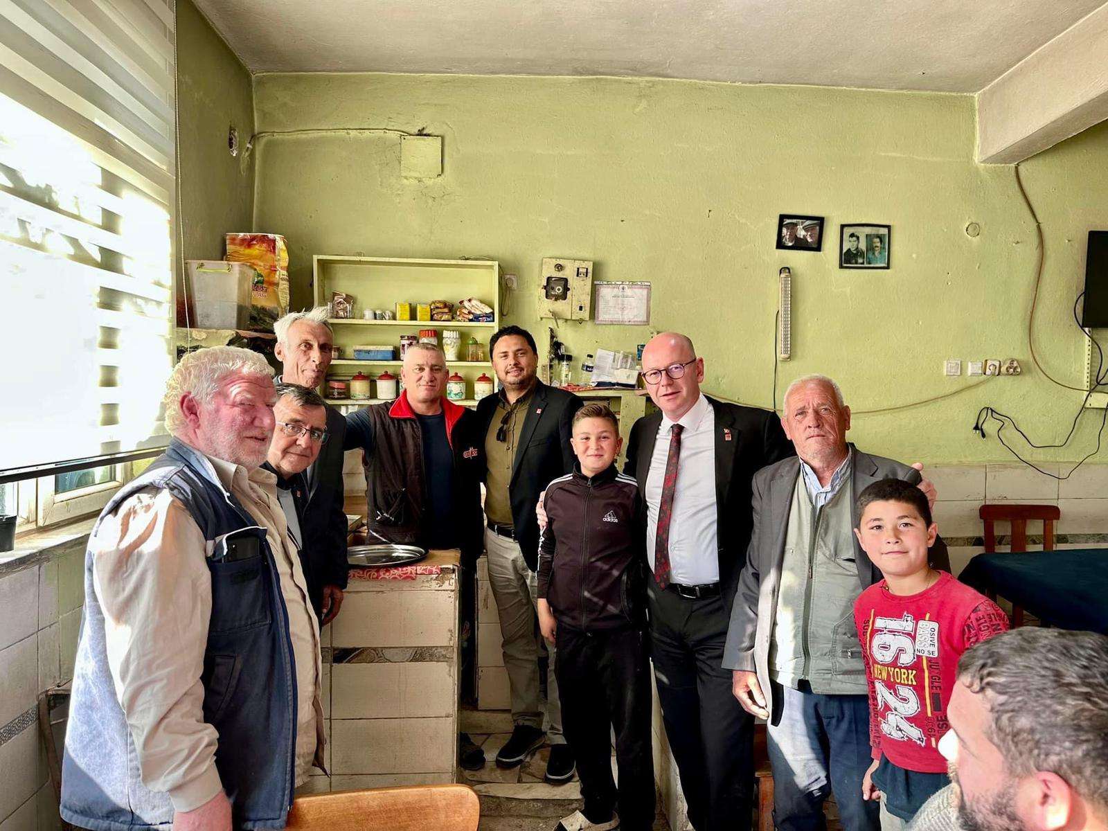 Cumhuriyet Halk Partisi Balıkesir Milletvekili Adayı Serkan Sarı, yoğun temposuna Savaştepe ve Altıeylül’ün kırsal mahallelerinde devam etti. Ziyaretlerinde vatandaşların sorunlarına yönelik müjdeler paylaşan Serkan Sarı, “Halka sırtını dönmüş bu iktidarı göndereceğiz” açıklamasını yaptı.