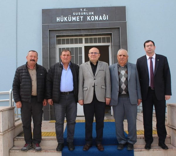 Susurluk Yağlı Tohumlar Kooperatifi yönetimi ile Ziraat Odası Başkanı Özkan Gürkök ilçe tarımının son durumunu görüşmek üzere Kaymakam Muammer Köken'i Makamında ziyaret etti.