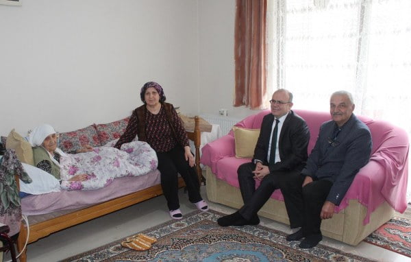 Kaymakam Muammer Köken “Yaşlılara Saygı Haftası” nedeniyle ilçede İkamet eden Seviye Sözer ile Fatma Güngör'ü evlerinde ziyaret ederek sağlık durumları ve ihtiyaçları hakkında bilgi aldı.
