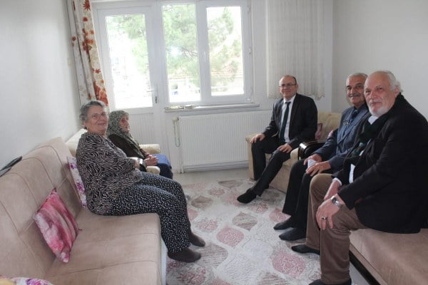 Kaymakam Muammer Köken “Yaşlılara Saygı Haftası” nedeniyle ilçede İkamet eden Seviye Sözer ile Fatma Güngör