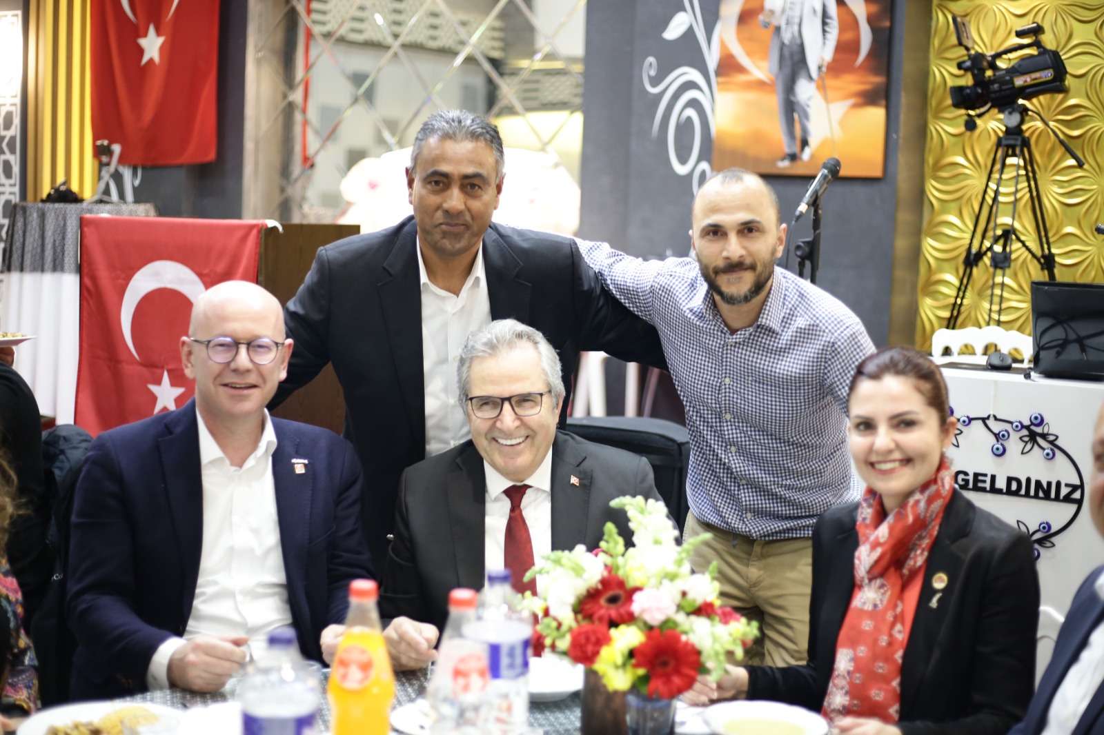 Eski Belediye Başkanı Dursun Mirza ve dönemindeki çalışma arkadaşları tarafından Kapalı Pazar Yeri ve Yaşam Alanı kompleksinde iftar yemeği düzenlendi.