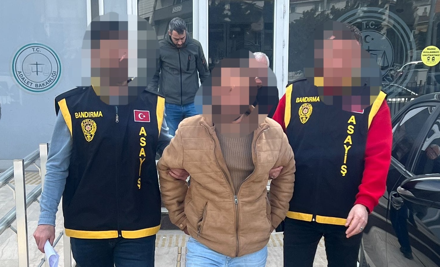 Pakistanlı iş insanı yatırım amaçlı geldiği Bandırma'da gasp edildi. İş insanının cep telefonunu çalarak kaçan gaspçı Hüsnü K. 24 saat geçmeden yakalandı.