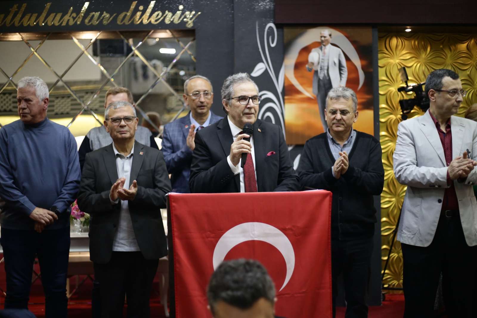 Eski Belediye Başkanı Dursun Mirza ve dönemindeki çalışma arkadaşları tarafından düzenlenen iftar yemeğinde kendisi, CHP Balıkesir dördüncü sıra milletvekili adayı Seval Bozkurt ve ikinci sıra adayı Serkan Sarı konuşma yaptı.